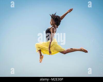 Schwarze Frau tanzen und springen Stockfoto