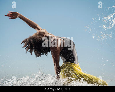 Schwarze Frau tanzen in Wasser Stockfoto