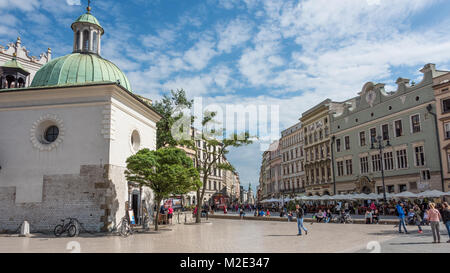 St. Wojciech Kirche und Restaurants, Old Town Square, Krakau, Polen Stockfoto