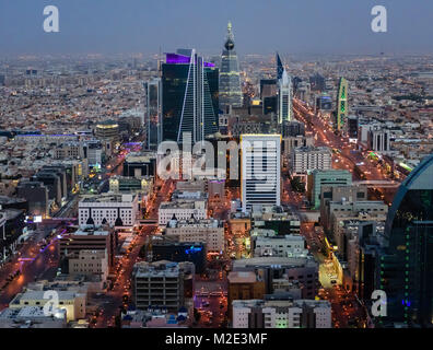 Luftaufnahme der Stadt bei Nacht, Riad, Saudi-Arabien Stockfoto