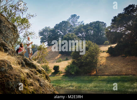 Paar stehend auf Felsen bewundern Fluss Stockfoto
