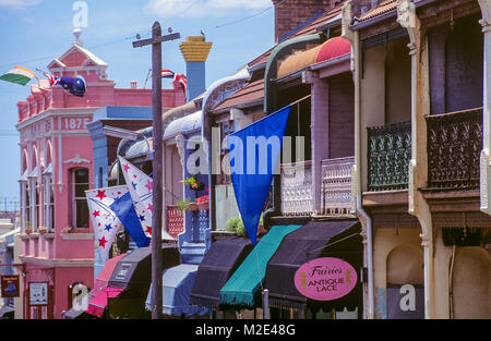 William Street in Paddington, NSW, in Richtung London Tavern suchen. Stockfoto