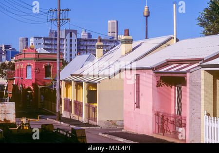 Historische Häuser in der Vorstadt von Sydney Glebe mit Detail vom Sydney CBD Skyline im Hintergrund gesehen. Stockfoto