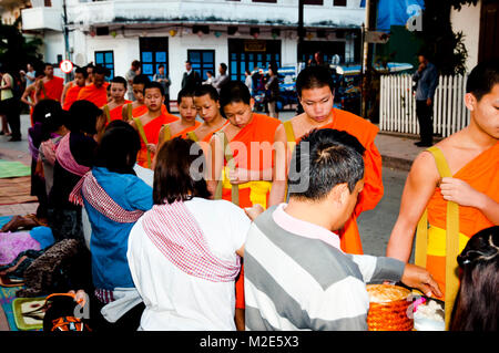 LUANG PRABANG, LAOS - Februar 16, 2011: tägliches Ritual der Mönche Sammeln von Almosen und Angebote Stockfoto