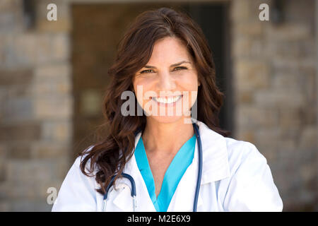 Healthcare Arbeiter außerhalb des Krankenhauses stehen. Stockfoto