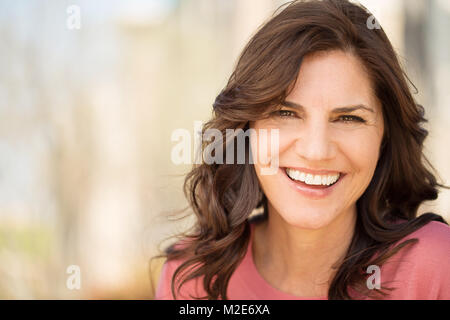 Wunderschöne reife Frau lächelnd. Stockfoto