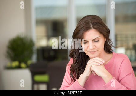 Deprimiert mittleren Alter Frau. Stockfoto
