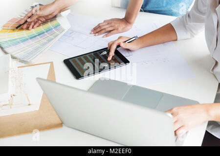 Kreative oder Innenarchitekten Teamarbeit mit Pantone Swatch und Baupläne auf Büro Schreibtisch, Architekten Auswahl Farbmuster für Design Projekt Stockfoto