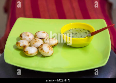 Appe wird aus fermentierten Reis und udad dal Teig und flachen Fried. Subtilen Geschmack mit würziger Chutney aus frischen Kokosnuss und Koriander hinzugefügt Stockfoto