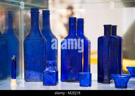 Cobalt Glas als SMALTE, durch die Verwendung von Kobalt compound vorbereitet, Cobalt(III)-oxid oder Calciumcarbonat in ein Glas bekannt. Die Glaswaren ist als dekorative Glas verwendet Stockfoto