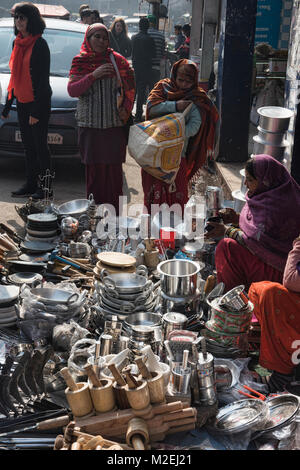 Töpfe und Pfannen für den Verkauf in den Chandni Chowk Markt, Old Delhi, Indien Stockfoto