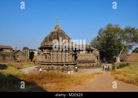 Lord Shiva Tempel durch Gandaraditya Shilahara König und seinen Nachfolgern im 12. Jahrhundert erbaut. Exterieur mit herrlichen Schnitzereien der Sanctum ist konisch Stockfoto