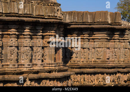 Ort: Khidrapur, Dist. Kolhapur, Maharashtra, Indien. Das Äußere hat Schnitzereien von Göttern, männlich-weibliche Künstler in verschiedenen Posen. Stockfoto