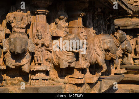 Ort: Khidrapur, Dist. Kolhapur, Maharashtra, Indien. Das Äußere hat Schnitzereien von Göttern, männlich-weibliche Künstler in verschiedenen Posen. Stockfoto