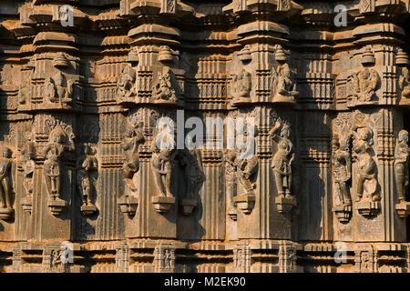 Ort: Khidrapur, Dist. Kolhapur, Maharashtra, Indien. Das Äußere hat Schnitzereien von Göttern, männlich-weibliche Künstler in verschiedenen Posen. Stockfoto