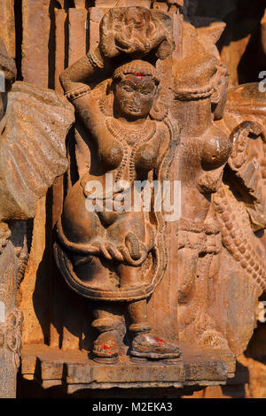 Ort: Khidrapur, Dist. Kolhapur, Maharashtra, Indien. Das Äußere hat Schnitzereien von Göttern, männlich-weibliche Künstler in verschiedenen Posen. Stockfoto