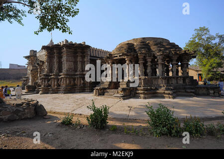 Lord Shiva Tempel durch Gandaraditya Shilahara König und seinen Nachfolgern im 12. Jahrhundert erbaut. Exterieur mit herrlichen Schnitzereien Stockfoto