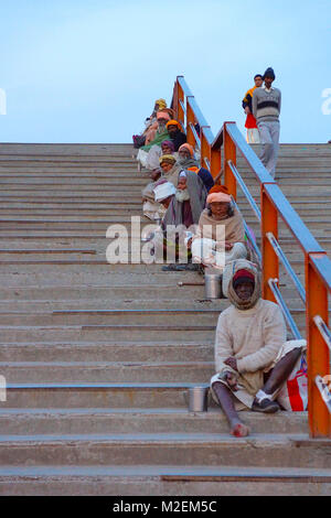 Typische Szene an Orte der Anbetung ist, wo die Leute bitten um Almosen an öffentlichen Plätzen sitzen. Treppe zum Anhänger bewegen auf den Tempel Stockfoto