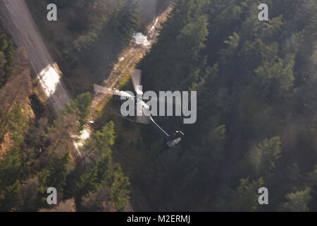 Eine AH-64 E Apache mit dem ersten Angriff Reconnaissance Bataillon, 227 Aviation Regiment, 1 Air Cavalry Brigade, 1.Kavallerie Division fliegt über Hohenfels Training Bereich als Teil der übung Drehbuch für Verbündete Geist VIII, 31.01.2018. Allied Geist VIII umfasst ca. 4.100 Teilnehmer aus 10 Nationen an der 7th Army Training Befehl der HTA, Jan. 15 - Feb. 5, 2018. (U.S. Armee Stockfoto