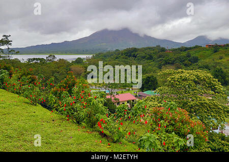 Blick auf den Vulkan Arenal und die Laguna Arenal und National Park von der entfernten Dorf El Castillo im Norden Costa Ricas. Stockfoto