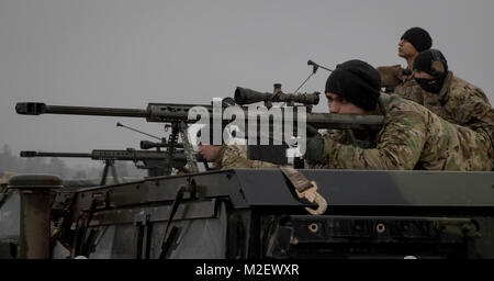 Us-Soldaten an die Zentrale und Hauptverwaltung Truppe sniper Abschnitt, 3 Staffel, 2. Kavallerie Regiments, mit Feuer Barrett. 50-Kaliber Gewehren auf einen Bereich in der Nähe der Bemowo Piskie, Polen, Feb 2, 2018 zugeordnet. Diese Soldaten sind ein Teil der einzigartigen, multinationalen Battle Group, bestehend aus USA, Großbritannien, Kroatischen und Rumänische Soldaten dienen, die mit der polnischen 15 mechanisierte Brigade als Abschreckung Kraft im Nordosten Polens in der Unterstützung der NATO-Präsenz verstärkt nach vorne. (U.S. Armee Stockfoto