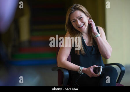 SAN JUAN, Puerto Rico. Februar 1, 2018 -- Sekretär für Bildung in Puerto Rico Julia Keleher, teilt ein Lachen mit der Presse Crew bei der Ruiz Belvis Volksschule von San Juan. Die US-Zentren für die Prävention und die Kontrolle von Krankheiten (CDC) hundert tausend Malbuch durch das Ministerium für Erziehung und Wissenschaft in Puerto Rico verteilt werden. Die FEMA/Elieser Hernandez Stockfoto