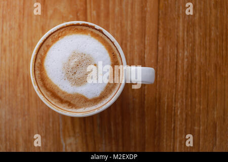 Heißer Kaffee mit Latte Art auf Tisch in Coffee Shop für Hintergrund oder Cafe Menü Design Stockfoto