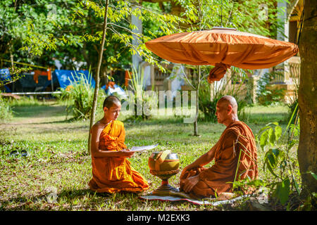 Krabi, Thailand - 2. Mai 2015: Anfänger Mönch vor älteren Mönch in Lanta Insel Krabi, Thailand singen Stockfoto
