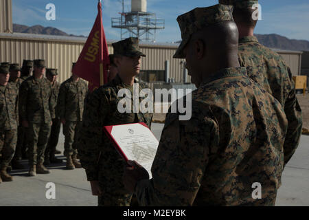 Sgt. Maj. James K. Porterfield, 3. Marine Flugzeugflügel Sergeant Major, liest die Förderung gewährleisten für Sgt. Jose Irizarry, ein Generator Mechaniker mit Marine Wing Support Squadron (MWSS) 374, Marine Corps Air Ground Combat Center, Twentynine Palms, Calif., Feb 2, 2018. Generalmajor Mark R. KLUGE, Kommandierender General der 3. MAW, war die Förderung der Offizier für irizarry der Zeremonie. Die Staffel ist derzeit die Teilnahme an integrierten Übung 2-18. (U.S. Marine Corps Stockfoto