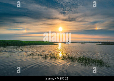 Ein Sun-dog über Creek Mähen an brancaster Staithe. Stockfoto