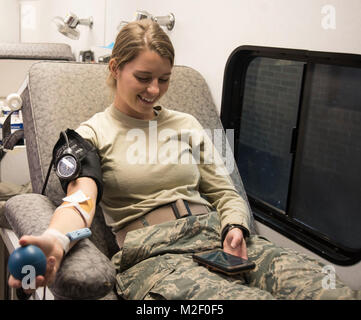 Mitglieder des 179Th Airlift Wing freiwillig Blut für das Rote Kreuz Blut Mobile Feb 3, in Mansfield, Ohio 2018 zu spenden. Das Blut Mobile Reisen zu verschiedenen Orten zu sammeln Blut einfach und effizient. (U.S. Air Force Stockfoto