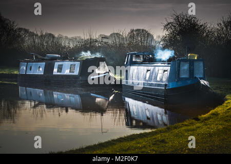 Zwei Häuser Narrowboat Liegeplätze am Kanal. Stockfoto