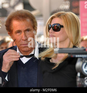 LAS VEGAS, NV - MÄRZ 08: SMG Steve Wynn, Andrea Hissom-Wynn während der TOPSHOP TOPMAN Las Vegas Grand Opening auf der Fashion Show Mall am 8. März 2012 in Las Vegas, Nevada: SMG Steve Wynn, Andrea Hissom-Wynn Stockfoto