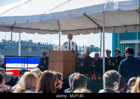 SAN DIEGO (Feb. 3, 2018) Der ehemalige US-Senator von Nebraska, 35th Gouverneur von Nebraska und Ehrenmedaille Empfänger, der Frau Abgeordneten Bob Kerrey spricht während der Aussendung des Littoral Combat Ship USS Omaha (LCS 12) am Broadway Pier in der Innenstadt von San Diego. Omaha ist der 11 Littoral Combat Ship die Flotte und die sechste der Unabhängigkeit Variante eingeben. Das Schiff ist für die Stadt von Omaha, Nebraska benannt und ist zu Naval Surface Forces, US Pacific Fleet zugeordnet. (U.S. Marine Stockfoto