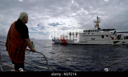 Leighton Tseu, Kane o ke Kai, bereitet einen Hawaiianischen Segen zu geben, um das Patrouillenboot Joseph Gerczak (WPC 1126), wie die Mannschaft zu Ihrem neuen homeport von Honolulu Feb 4, 2018 ankommen, nach einer 42-tägigen Transit von Key West, Florida, wo das Werkzeug geliefert wurde. Die Gerczak ist die zweite von drei 154-Fuß-schnelle Reaktion Fräser nach Hawaii zu kommen. (U.S. Küstenwache Stockfoto