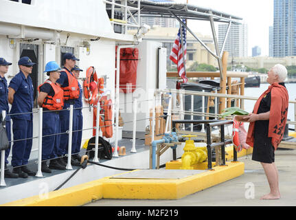 Leighton Tseu, Kane O Ke Kai, gibt einen Hawaiianischen Segen bei der Ankunft der Küste Coast Guard Cutter Joseph Gerczak (WPC 1126), Coast Guard Base Honolulu, Feb 4, 2018. Die Joseph Gerczak ist die zweite von drei Honolulu-basierte FRCs, die in erster Linie der hawaiischen Inseln dienen. (U.S. Küstenwache Stockfoto