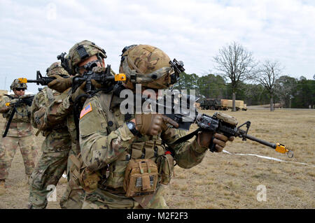 Infanteristen zugeordnet zu Unternehmen A, 2nd Battalion, 35th Infantry Regiment, 3. Brigade Combat Team, 25 Infanterie Division, bereit, sich selbst vor der Simulation ein Zimmer clearing Szenario in Fort Polk, Louisiana, Jan. 5, 2018. Die 3 BCT ist die Teilnahme an einer Drehung um den Joint Readiness Training Center. (U.S. Armee Stockfoto