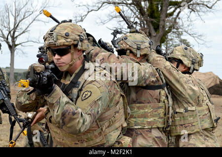 Infanteristen zugeordnet zu Unternehmen A, 2nd Battalion, 35th Infantry Regiment, 3. Brigade Combat Team, 25 Infanterie Division, bereit, sich selbst vor der Simulation ein Zimmer clearing Szenario in Fort Polk, Louisiana, Jan. 5, 2018. Die 3 BCT ist die Teilnahme an einer Drehung um den Joint Readiness Training Center. (U.S. Armee Stockfoto