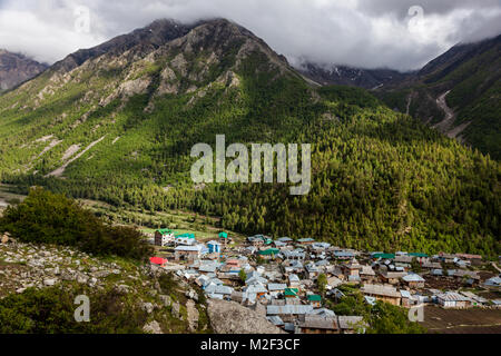 Die Himalaya Landschaften von Baspa Fluss von der Roadtrip nach Chitkul und Spiti Valley in Himachal Pradesh, Indien. Stockfoto