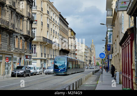 Moderne tram in der antiken Stadt Bordeaux. Stockfoto