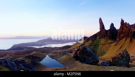 Der alte Mann von Storr ist einer der am meisten fotografierten Wunder in der Welt. Die Isle of Skye, Highlands in Schottland, Vereinigtes Königreich. Stockfoto