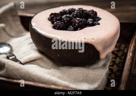 Vegan schöne Creme mit Banane und Beeren Stockfoto