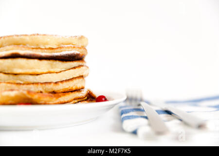 Stapel Pfannkuchen mit Beeren und Zucker Stockfoto