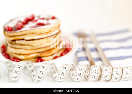 Gesunde fitness Mahlzeit, protein Pfannkuchen. Maßband zu konzentrieren. Diät und gesunde Ernährung Konzept Stockfoto