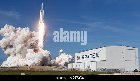 Cape Canaveral, Florida, USA. 6 Feb, 2018. Die SpaceX Falcon schwere Knalle weg von Pad 39A am Kennedy Space Center in Florida auf der Demonstration Mission Durchführung CEO Elon Musk Cherry Red Tesla Roadster auf eine Umlaufbahn in der Nähe von Mars. Credit: Gene Blevins/ZUMA Draht/Alamy leben Nachrichten Stockfoto