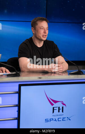 Cape Canaveral, Florida. Februar 6, 2018. SpaceX CEO und Gründer Elon Musk spricht während einer Pressekonferenz nach dem Falcon 9 SpaceX schwere Rakete erfolgreich vom Kennedy Space Center am 6. Februar in Cape Canaveral, Florida 2018 gestartet. Credit: Planetpix/Alamy leben Nachrichten Stockfoto