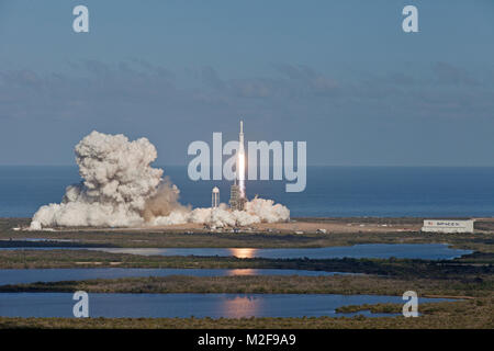 Cape Canaveral, Florida. Februar 6, 2018. Eine SpaceX Falcon schwere Rakete hebt ab in den Weltraum während einer Demonstration Flug von Launch Complex 39A am Kennedy Space Center Februar 6, 2018 in Cape Canaveral, Florida. SpaceX erfolgreich gestartet leistungsstärkste Rakete der Welt, die schließlich eine Mannschaft zum Mars. Credit: Planetpix/Alamy leben Nachrichten Stockfoto