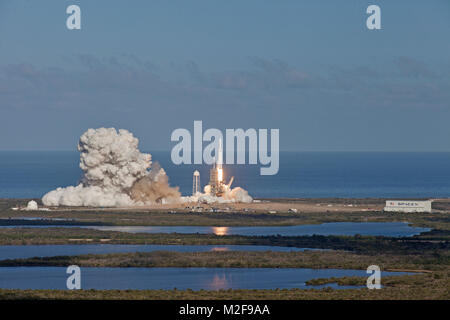 Cape Canaveral, Florida. Februar 6, 2018. Eine SpaceX Falcon schwere Rakete hebt ab in den Weltraum während einer Demonstration Flug von Launch Complex 39A am Kennedy Space Center Februar 6, 2018 in Cape Canaveral, Florida. SpaceX erfolgreich gestartet leistungsstärkste Rakete der Welt, die schließlich eine Mannschaft zum Mars. Credit: Planetpix/Alamy leben Nachrichten Stockfoto