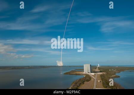 Cape Canaveral, Florida. Februar 6, 2018. Die SpaceX Falcon schwere Rakete Streifen in den Himmel heben Sie nach Durchführung einer Demonstration Nutzlast in den Weltraum von Launch Complex 39A am Kennedy Space Center Februar 6, 2018 in Cape Canaveral, Florida. SpaceX erfolgreich gestartet leistungsstärkste Rakete der Welt, die schließlich eine Mannschaft zum Mars. Credit: Planetpix/Alamy leben Nachrichten Stockfoto