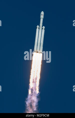 Cape Canaveral, Florida. Februar 6, 2018. Eine SpaceX Falcon schwere Rakete hebt ab in den Weltraum während einer Demonstration Flug von Launch Complex 39A am Kennedy Space Center Februar 6, 2018 in Cape Canaveral, Florida. SpaceX erfolgreich gestartet leistungsstärkste Rakete der Welt, die schließlich eine Mannschaft zum Mars. Credit: Planetpix/Alamy leben Nachrichten Stockfoto